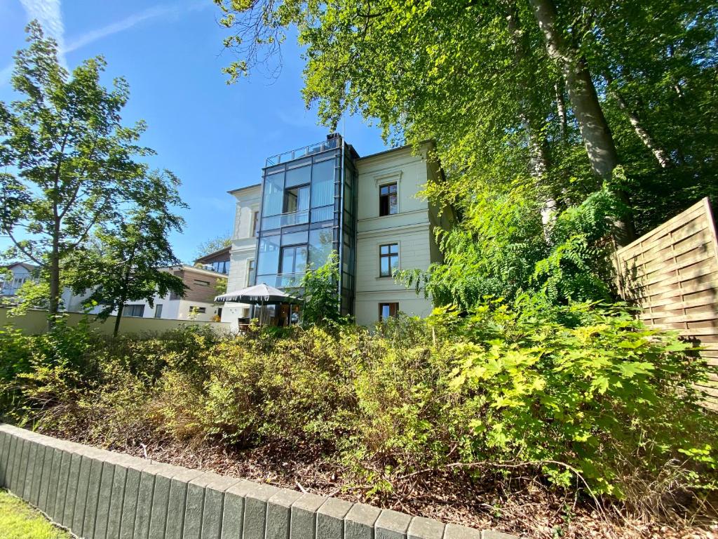 ein Gebäude mit einem Zaun davor in der Unterkunft Villa Theresa - Ferienwohnung 1 in Neuhof