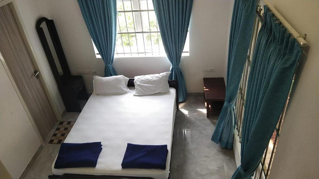 Postel nebo postele na pokoji v ubytování Mer Vue Villa, Kovalam, ECR, Chennai