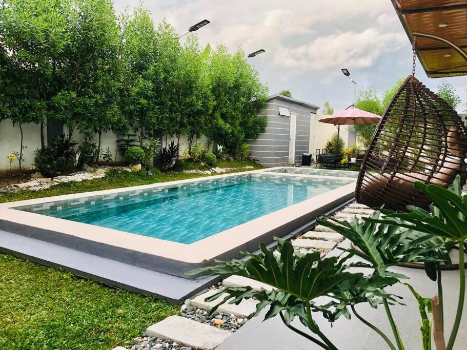 einen Pool im Hinterhof eines Hauses in der Unterkunft RML Haven in Baliuag