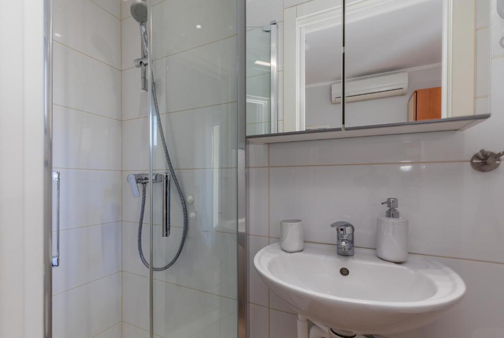 Kúpeľňa v ubytovaní Apartments by the sea Duce, Omis - 5973