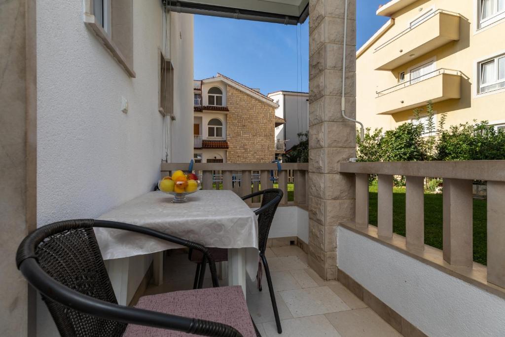 Balkón alebo terasa v ubytovaní Apartments by the sea Duce, Omis - 5973