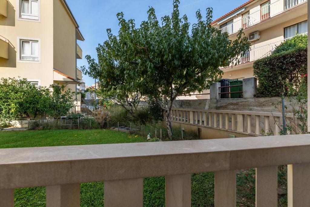 Vonkajšia záhrada v ubytovaní Apartments by the sea Duce, Omis - 5973