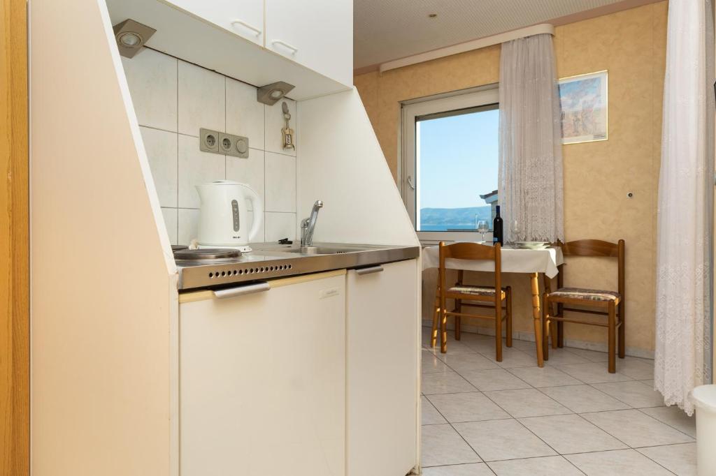 Kuchyňa alebo kuchynka v ubytovaní Apartments by the sea Duce, Omis - 5973