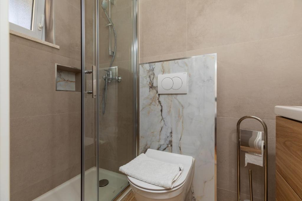 Kúpeľňa v ubytovaní Apartments by the sea Duce, Omis - 5973