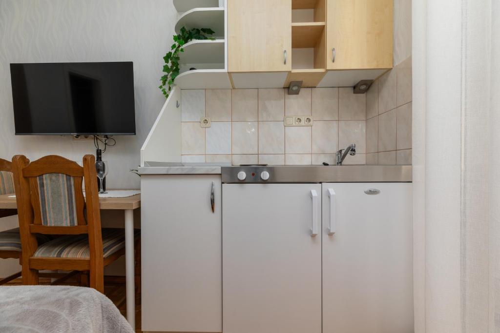 Kuchyňa alebo kuchynka v ubytovaní Apartments by the sea Duce, Omis - 5973