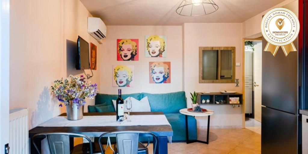 uma sala de estar com um sofá e uma mesa em Urban Living, Minicasa Nomad - Kalamata's Hideaway em Akovítika