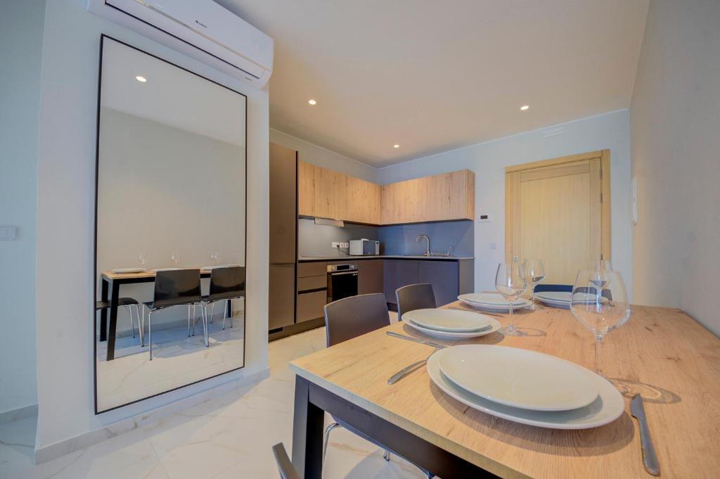 Kuchyň nebo kuchyňský kout v ubytování Mayfair by Premier Suites MT