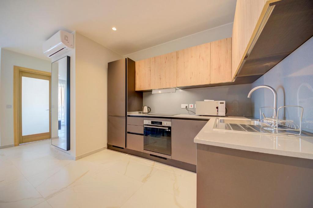 Kuchyň nebo kuchyňský kout v ubytování Mayfair by Premier Suites MT