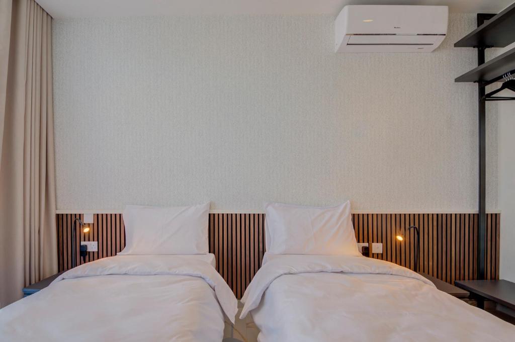 Postel nebo postele na pokoji v ubytování Mayfair by Premier Suites MT