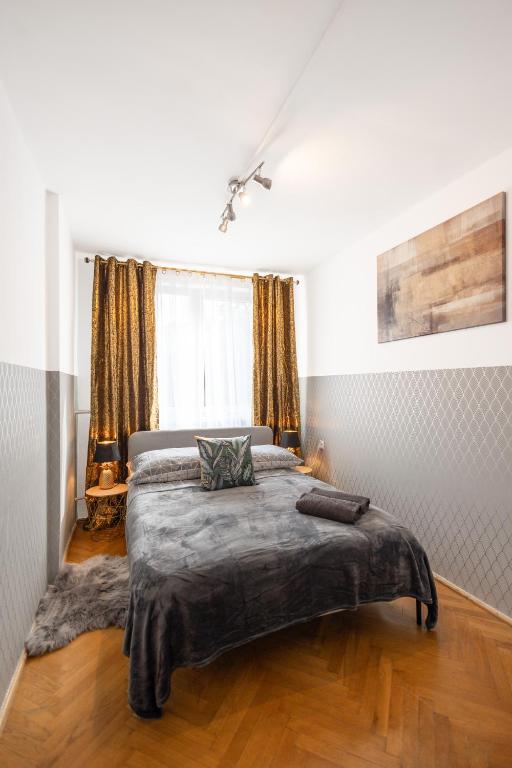 sypialnia z dużym łóżkiem przed oknem w obiekcie ClickTheFlat Stawki Apart Rooms w Warszawie