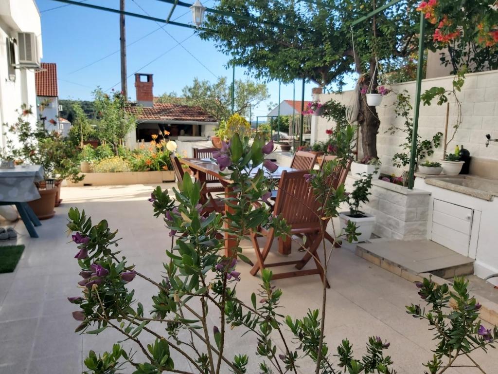 Vonkajšia záhrada v ubytovaní Studio Apartment in Hvar Town with Balcony, Air Conditioning, Wi-Fi, Dishwasher (4858-1)