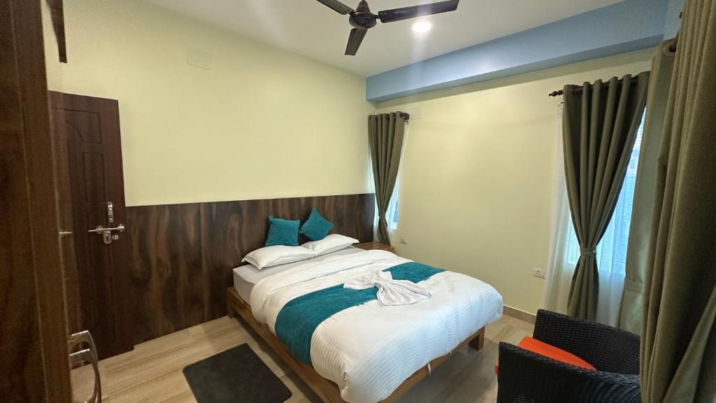 Postel nebo postele na pokoji v ubytování Crystal Apartment