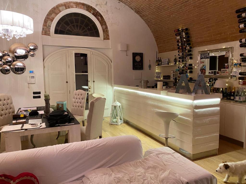 einen Salon mit einem Tisch und Stühlen in einem Zimmer in der Unterkunft Borgo di Bagnolo in Villa Barone