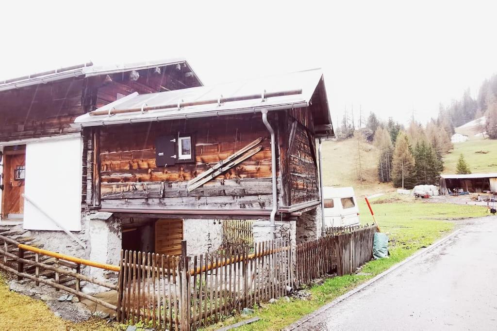 a building that is sitting on the side of a road at CHARMANTES FERIENHAUS IM DORF MULEGNS in Mühlen