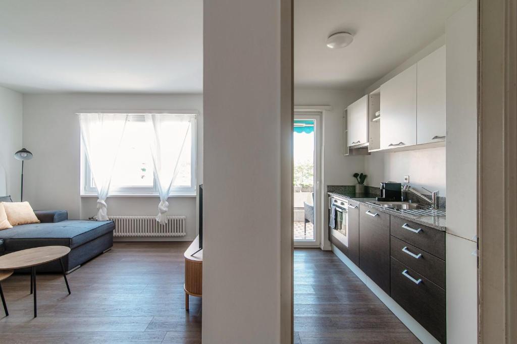 Kuchyň nebo kuchyňský kout v ubytování Roseto Apartment by Quokka 360 - apartment in strategic area with balcony