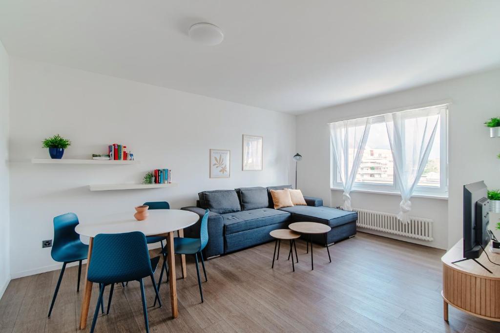 sala de estar con sofá azul y mesa en Roseto Apartment by Quokka 360 - apartment in strategic area with balcony, en Balerna