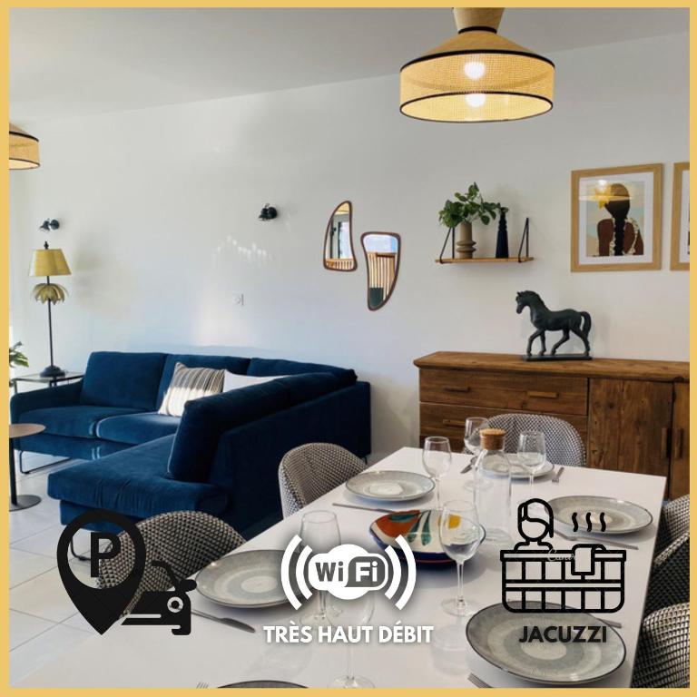 un salon avec une table et un canapé bleu dans l'établissement Opale Sarlat Plein Sud, à Sarlat-la-Canéda