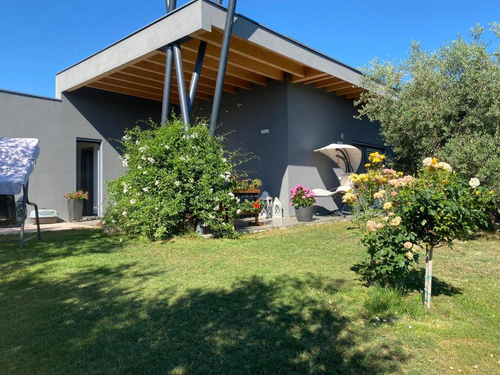 a house with awning and plants in a yard at Villa di Carlone in Moscufo