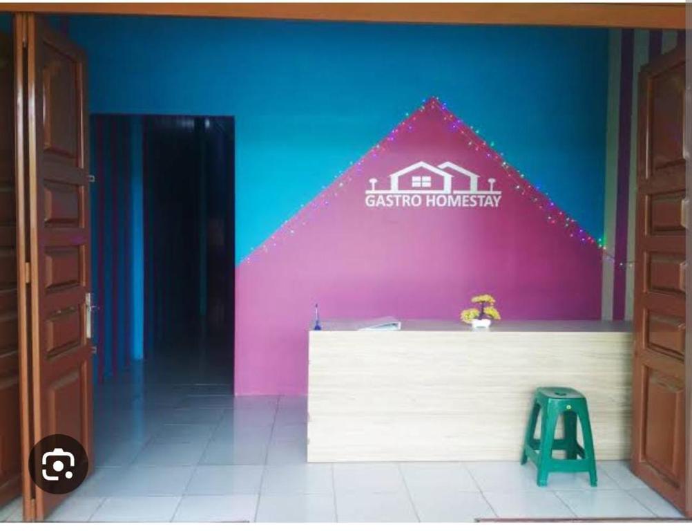 uma parede com um sinal que lê hospitalidade casica em GASTRO HOMESTAY em Halangan