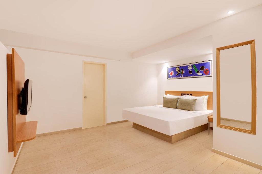 Postel nebo postele na pokoji v ubytování Lemon Tree Hotel, Indore