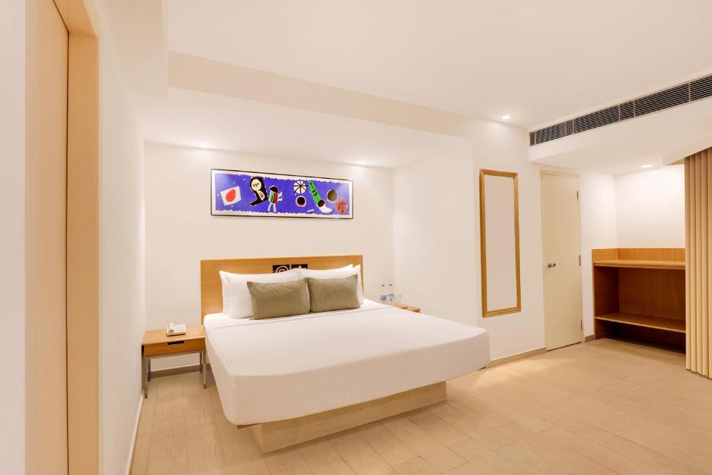 Postel nebo postele na pokoji v ubytování Lemon Tree Hotel, Indore
