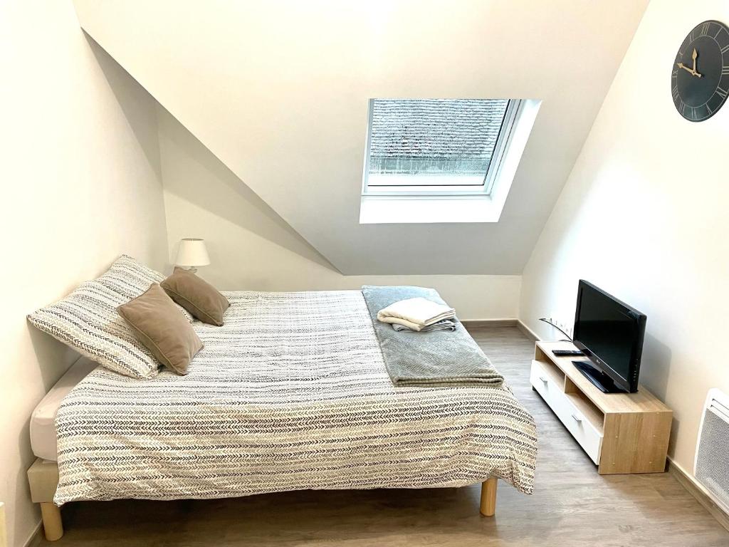 Un pat sau paturi într-o cameră la Joli studio Hyper centre de Beauvais