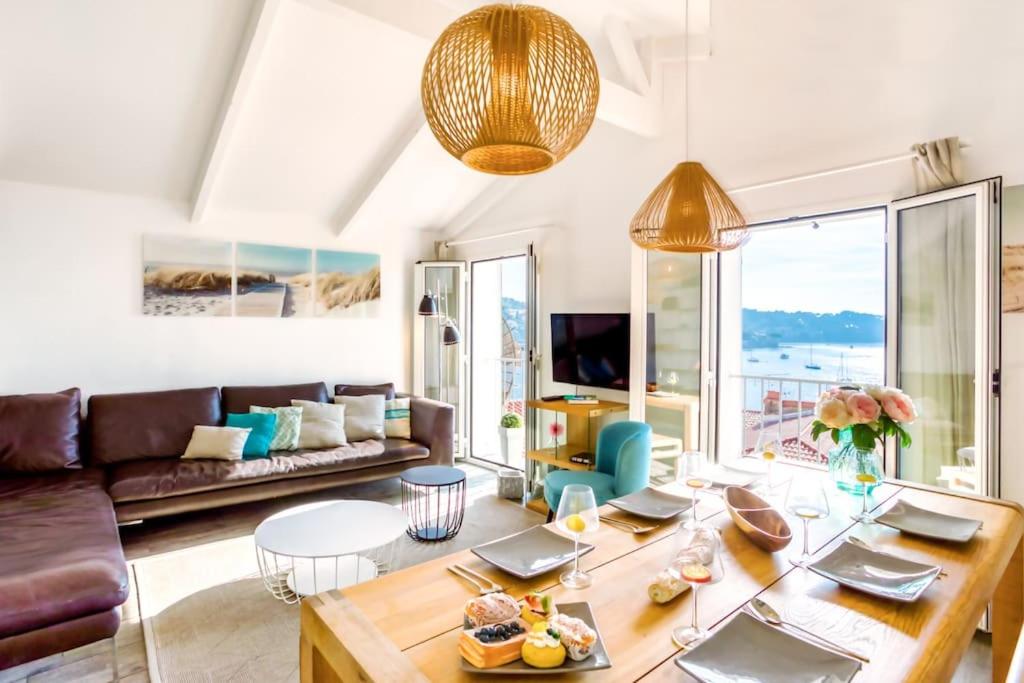 sala de estar con sofá y mesa en #40 Bright sea view suite for 6 2mins walk port & sea, en Villefranche-sur-Mer