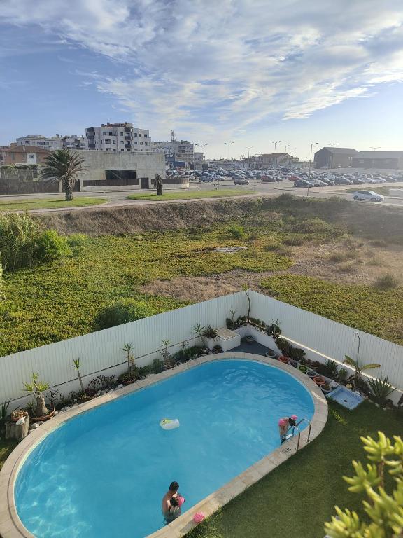 Bazén v ubytování Vagueira Guest House & Beach Hostel nebo v jeho okolí