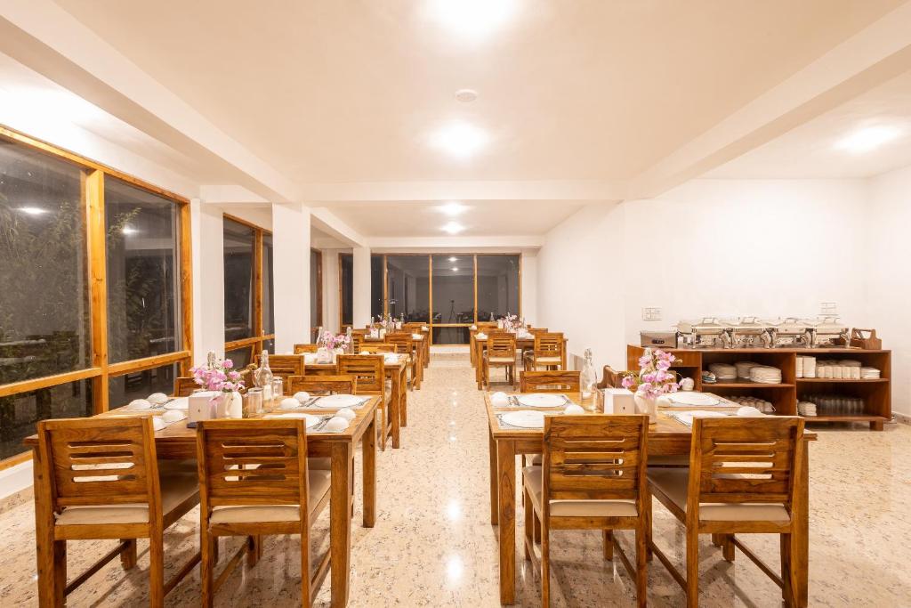 Restaurace v ubytování Aroha Residency- A Countryside Resort