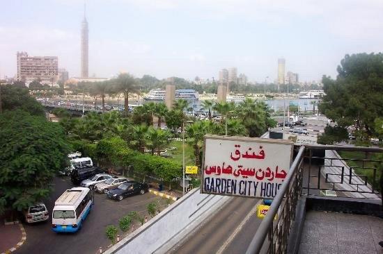 vistas a un aparcamiento con coches y autobuses en Garden City House Hotel, en El Cairo