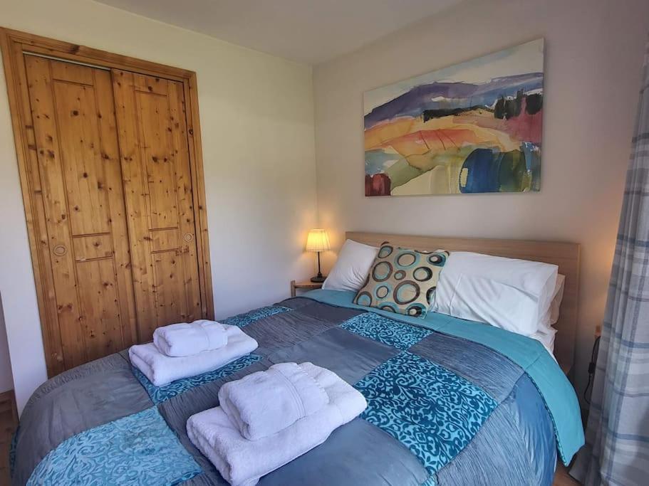 une chambre avec un lit avec des serviettes dessus dans l'établissement A1/2, 3 bedroom apartment next to the ski lift, à Samoëns