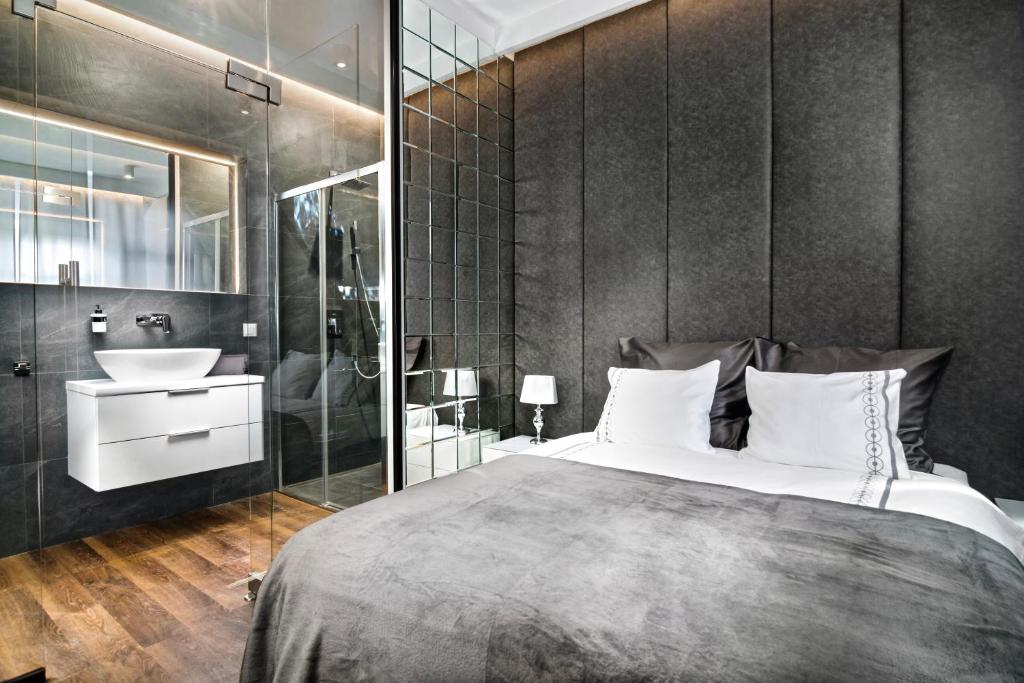 una camera con letto king-size e lavandino di NeatSpace - Ruska Center a Breslavia