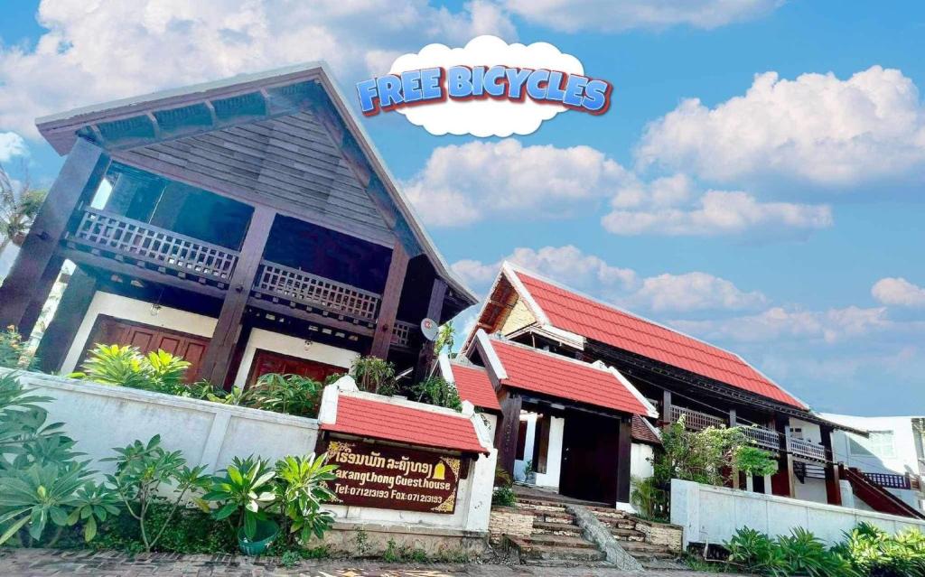 Lakhang Thong Hotel في لوانغ برابانغ: مبنى عليه لافته لواء الحريق