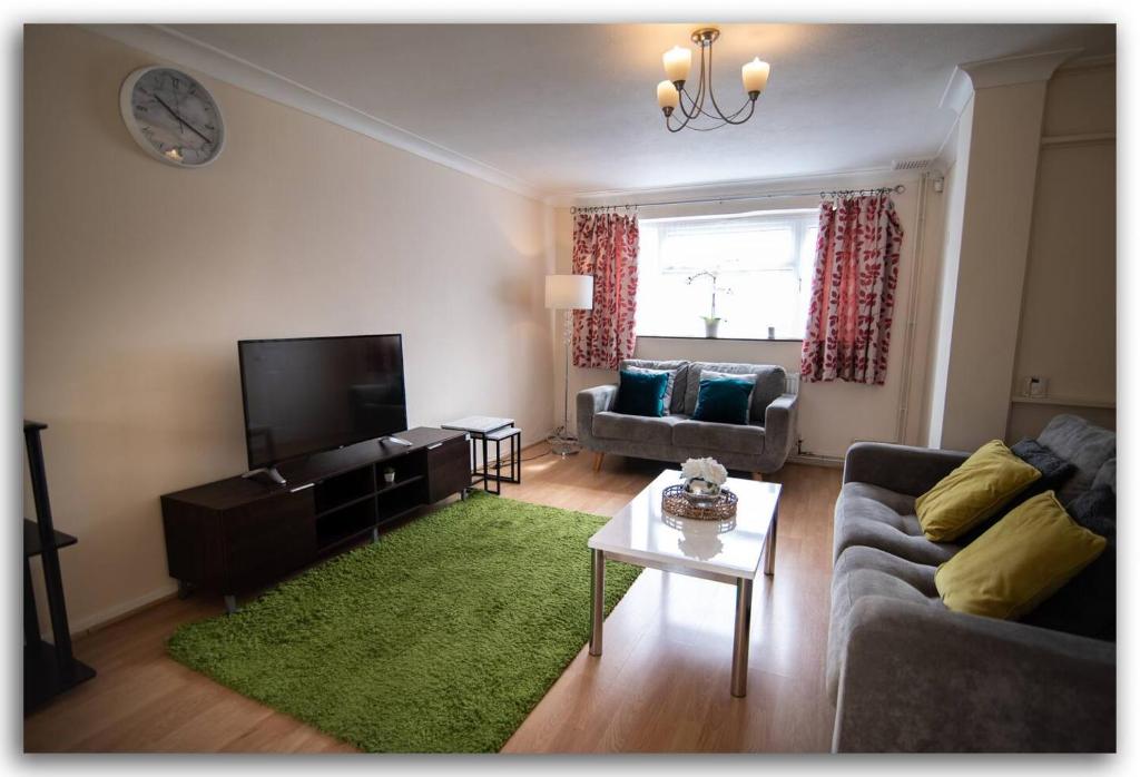 Lovely 3 bed Abode Sleeps 5, Basingstoke (updated prices 2024)