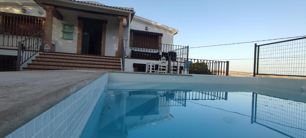 una casa con piscina frente a una casa en villa chopo, en Alhama de Granada