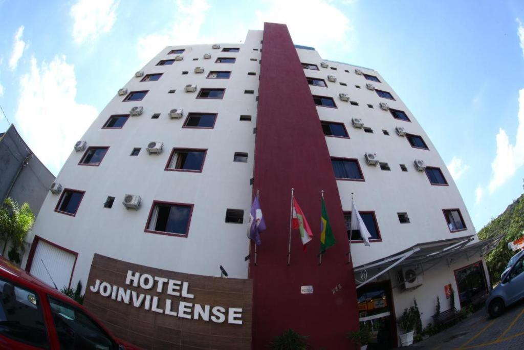 若因維利的住宿－HOTEL JOINVILLENSE，一座大型酒店建筑,上面有标志