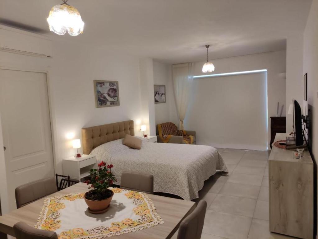 基亞瓦里的住宿－La Casa degli Ulivi，卧室配有床、桌子和屏幕