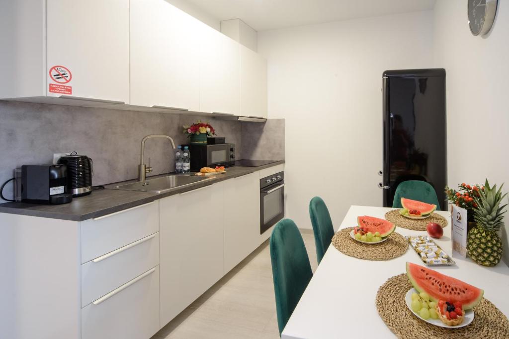Maya's Apartmentsにあるキッチンまたは簡易キッチン