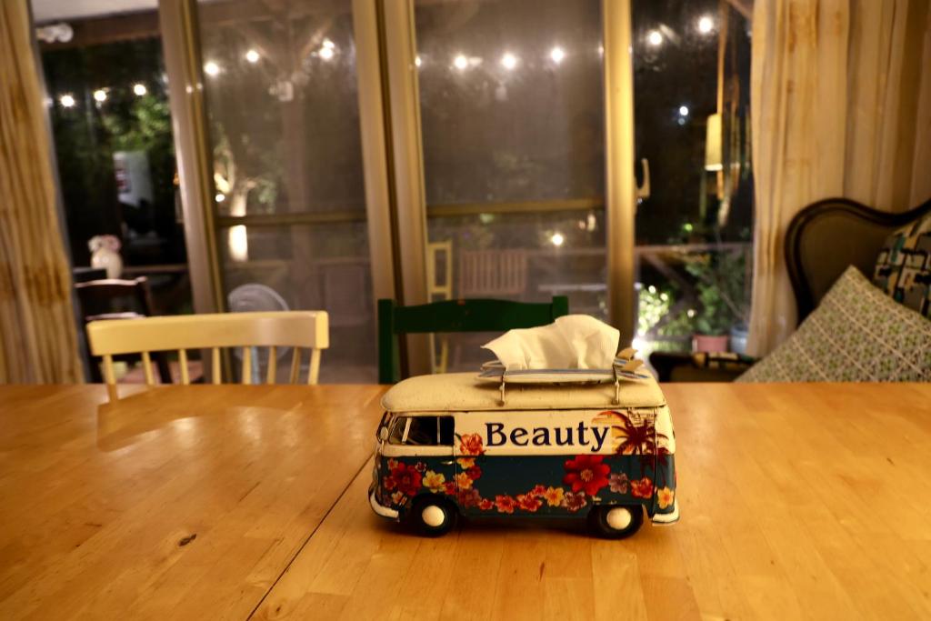 a toy van is sitting on a table at Star Wish B&amp;B in Dongshan