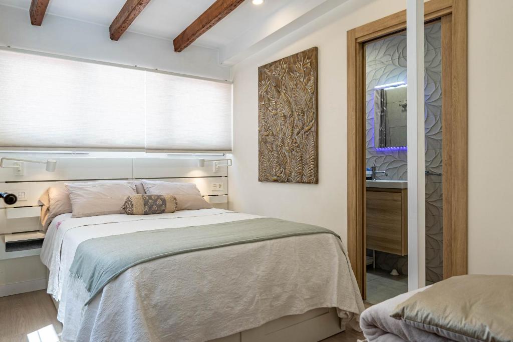 ein Schlafzimmer mit einem großen Bett und einem Spiegel in der Unterkunft Central luxury flat with free parking in Valencia