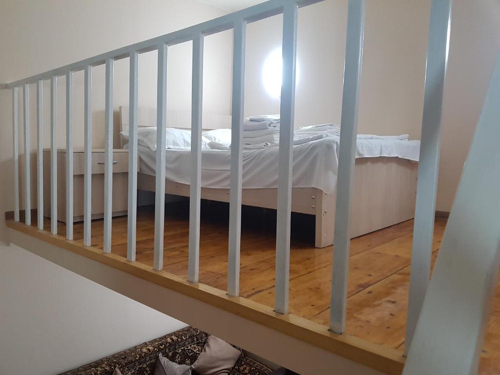 Ce petit lit se trouve dans un dortoir doté d'une balustrade. dans l'établissement saba on Dadiani street, à Tbilissi