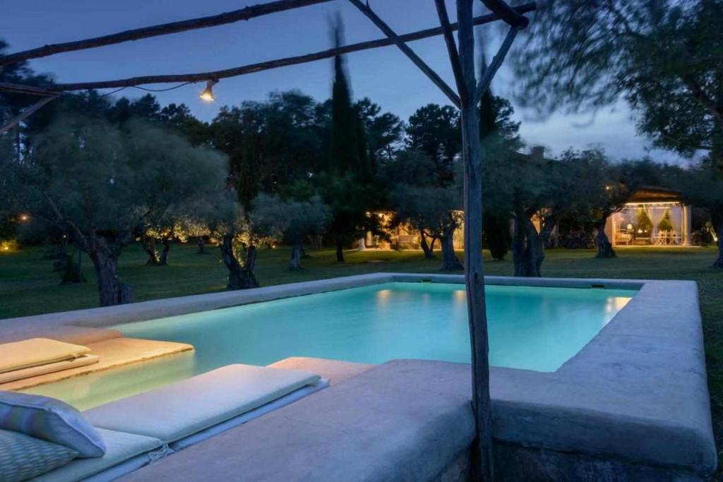 a swimming pool in a backyard at night at Vaqueria Cantaelgallo in Jaraiz de la Vera