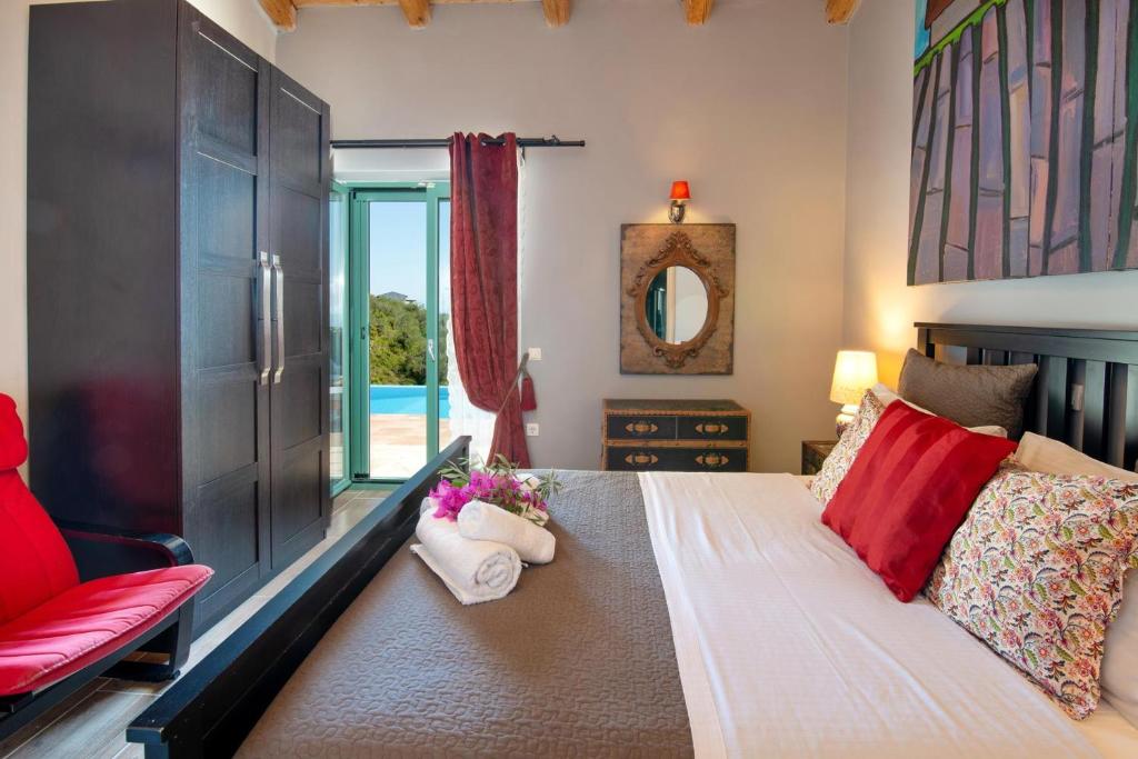 Postel nebo postele na pokoji v ubytování Lilac Lilium Artistsvillas