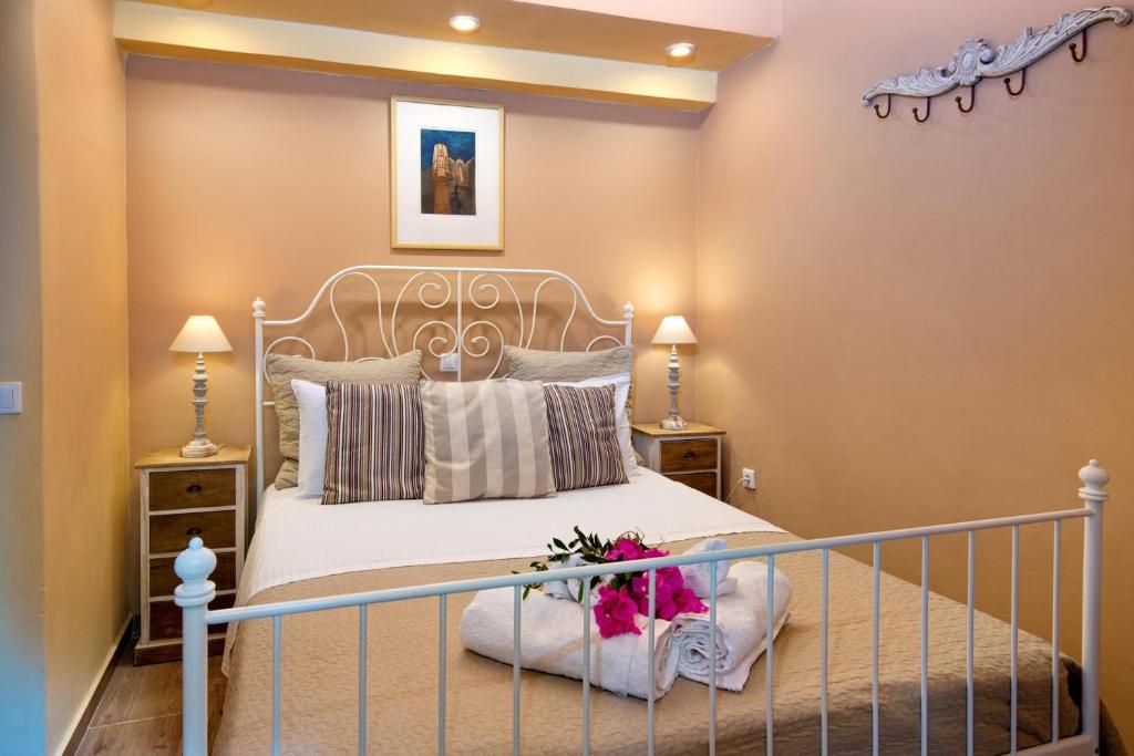 Postel nebo postele na pokoji v ubytování Lilac Lilium Artistsvillas