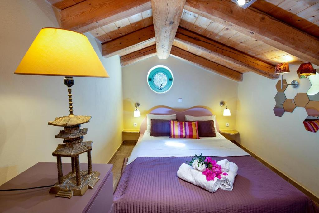 Postel nebo postele na pokoji v ubytování Lilac Lilium Artistsvillas