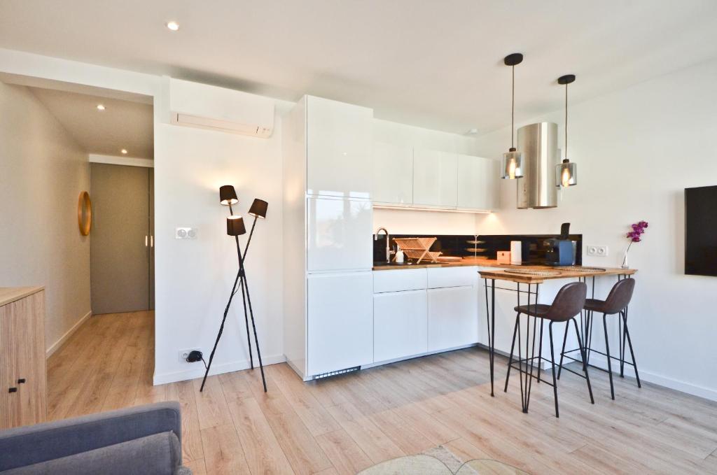 Kuchyňa alebo kuchynka v ubytovaní Le Flore - Appartement neuf - Cannes Center