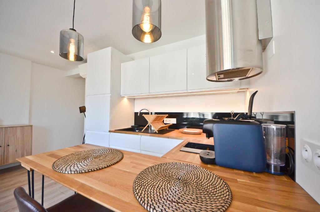 Kuchyňa alebo kuchynka v ubytovaní Le Flore - Appartement neuf - Cannes Center