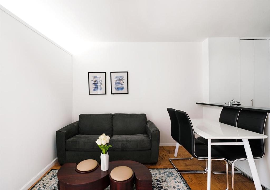 sala de estar con sofá y mesa en Designer 2BD 1BA In Upper East side en Nueva York