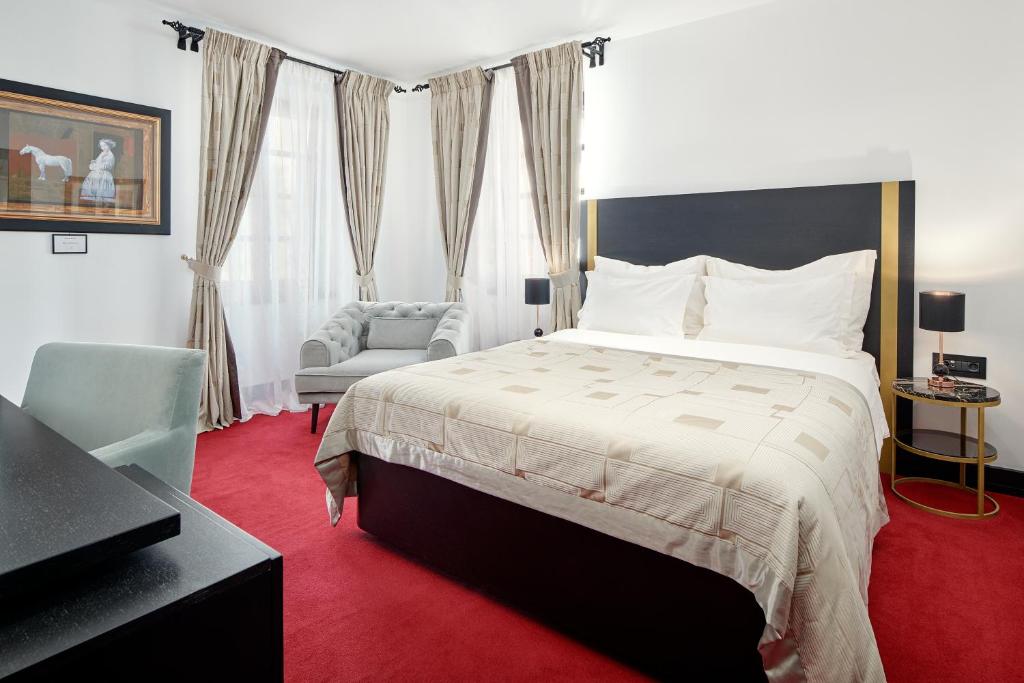 Postel nebo postele na pokoji v ubytování King Kresimir Heritage Hotel