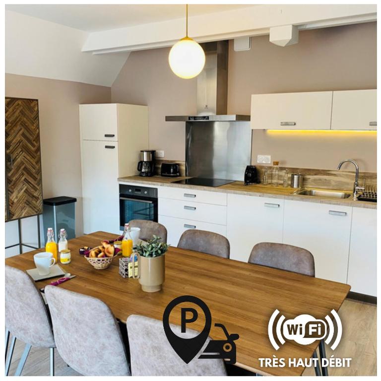 - une cuisine avec une table et des chaises en bois dans la chambre dans l'établissement Le Foxtrot à 50m du centre historique, à Sarlat-la-Canéda